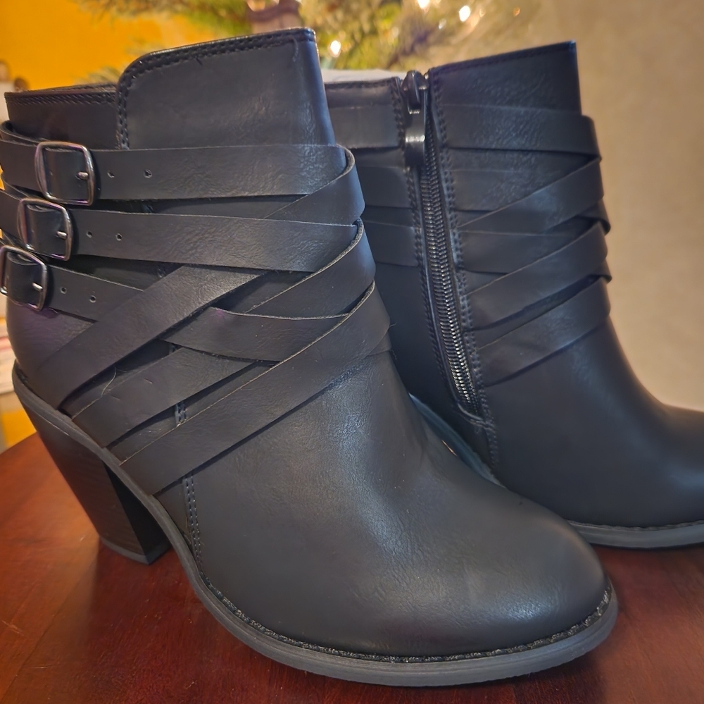 Journee Collection ankle booties